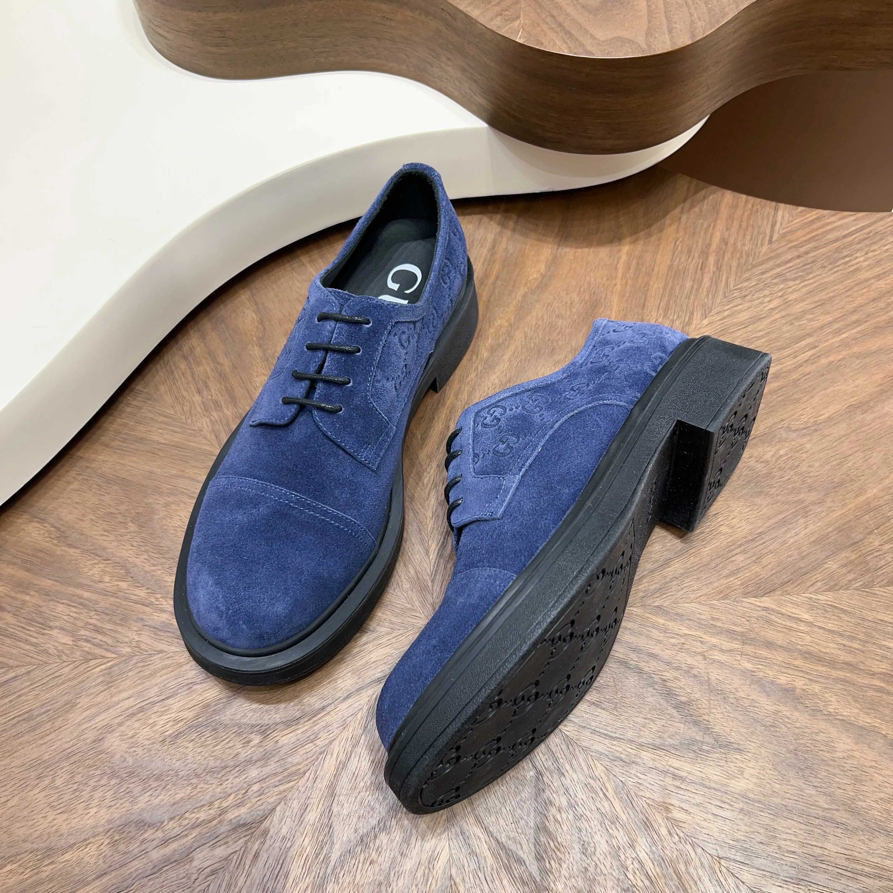 💰780 Gucci/Gucci new men’s lace-up shoes with GG details, matte cow leather derby shoes! The design of this men's lace-up shoe is rooted in the brand's heritage. Crafted from premium waxed cow leather, it is embellished with GG printed embossed suede leather details, a nod to Gucci's iconic monogram. The rubber sole decorated with GG pattern adds a touch of modern fashion to this design. Typical three-joint style design. European and American classic version, full calfskin lining. The overall upper texture is soft and the lining is comfortable and breathable. 2CM thickened soft rubber sole, easy to control. Versatile and stylish upper foot, multiple colors available to meet different matching needs, complete package! Size: 39-40-41-42-43-44 leather shoe size (38.45.46 can be customized)